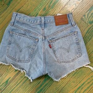 Levis 501 shorts W24